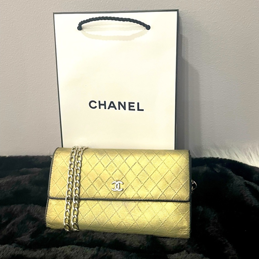 CHANEL TRIFOLD LEATHER WALLET ON A CHAIN Authentic
